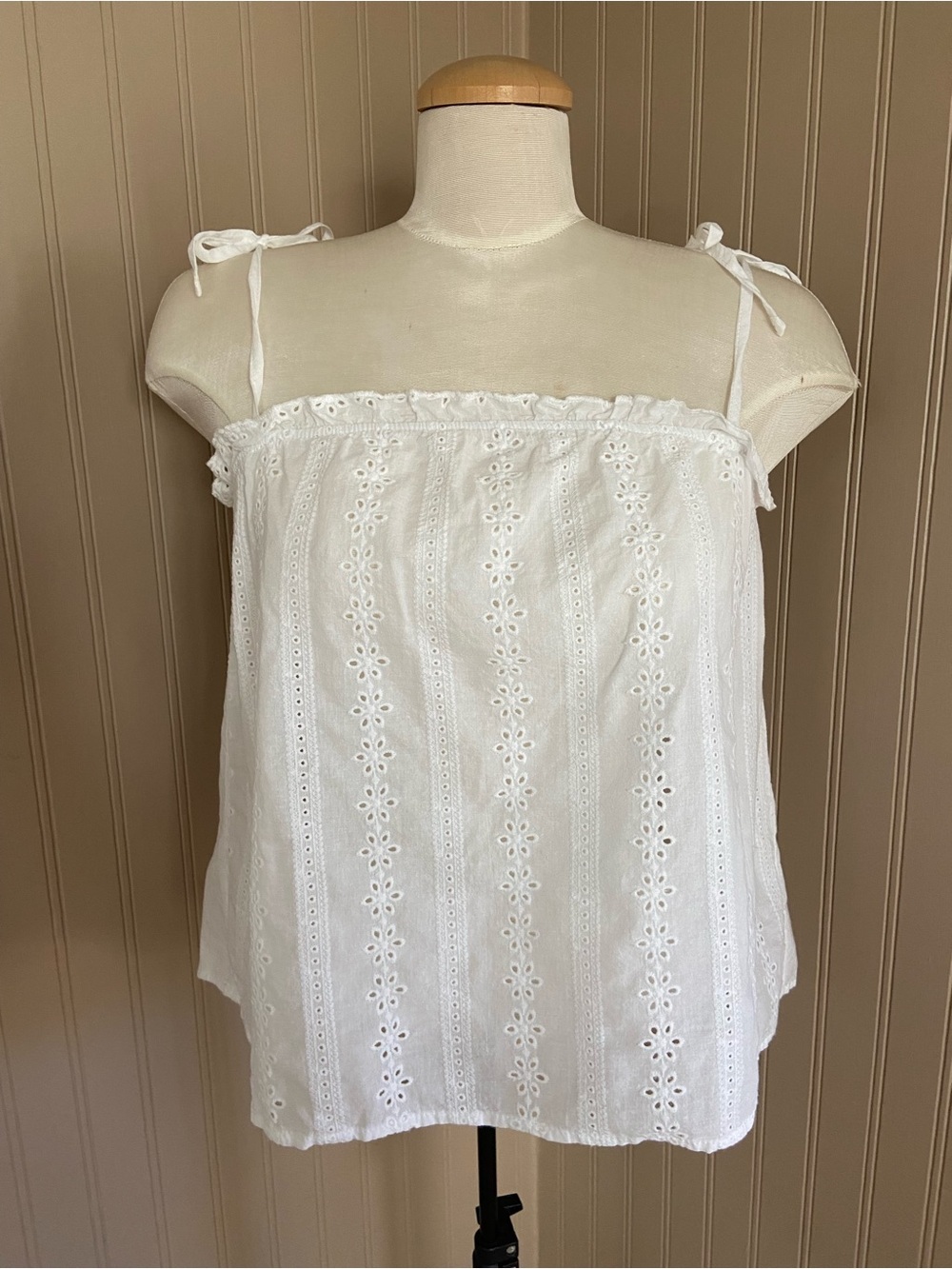 Gorgeous, Delicate Eyelet Cotton Tie Straps Camisole Tank Top Women’s Size Large